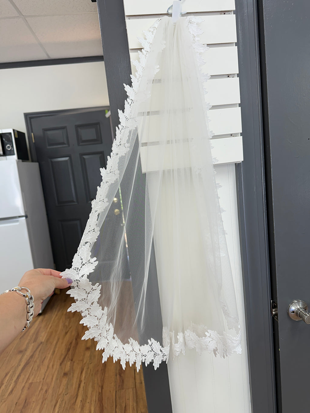 35 Inch Lace Trim Wedding Veil