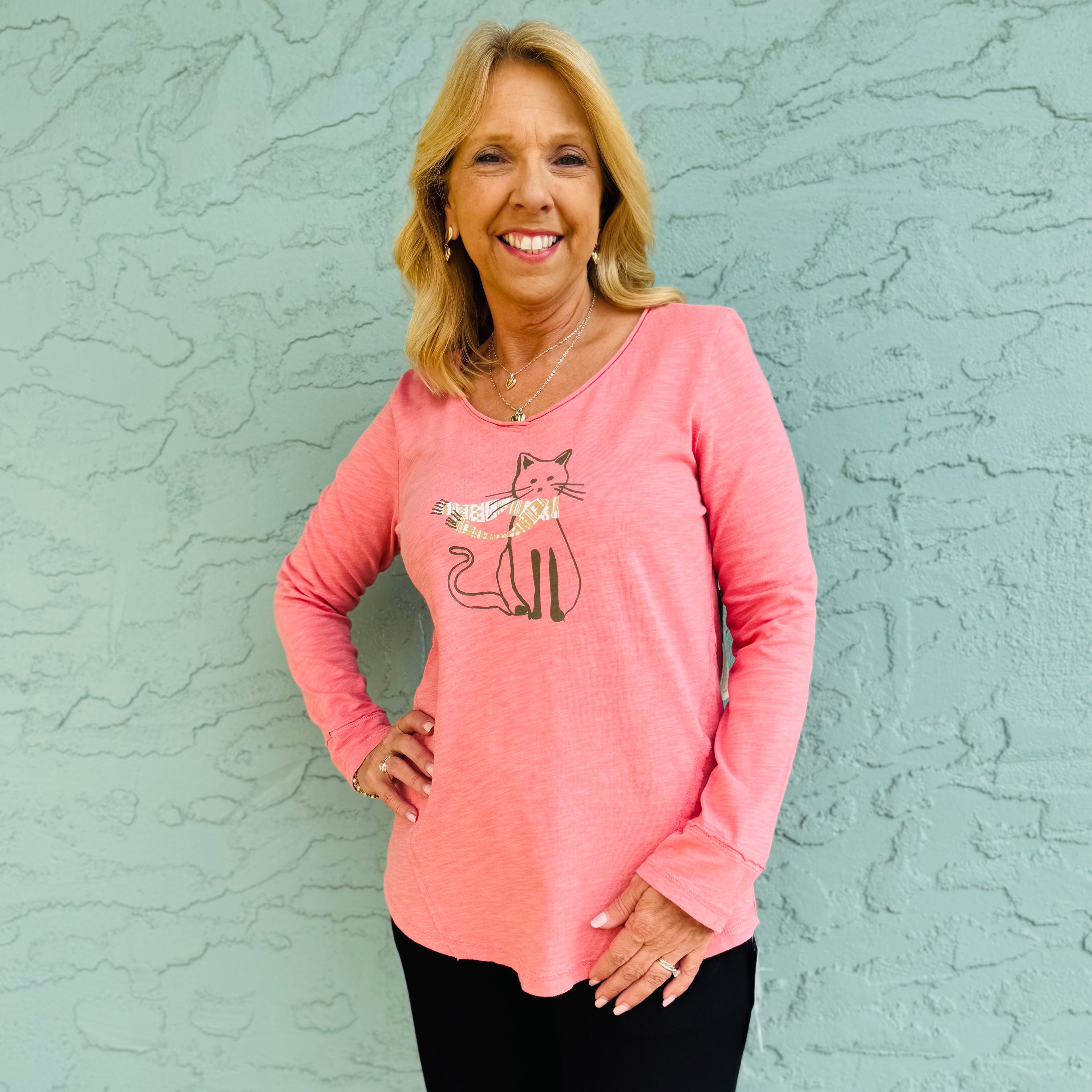 41726 Destination Cat Laid Back V-Neck Top