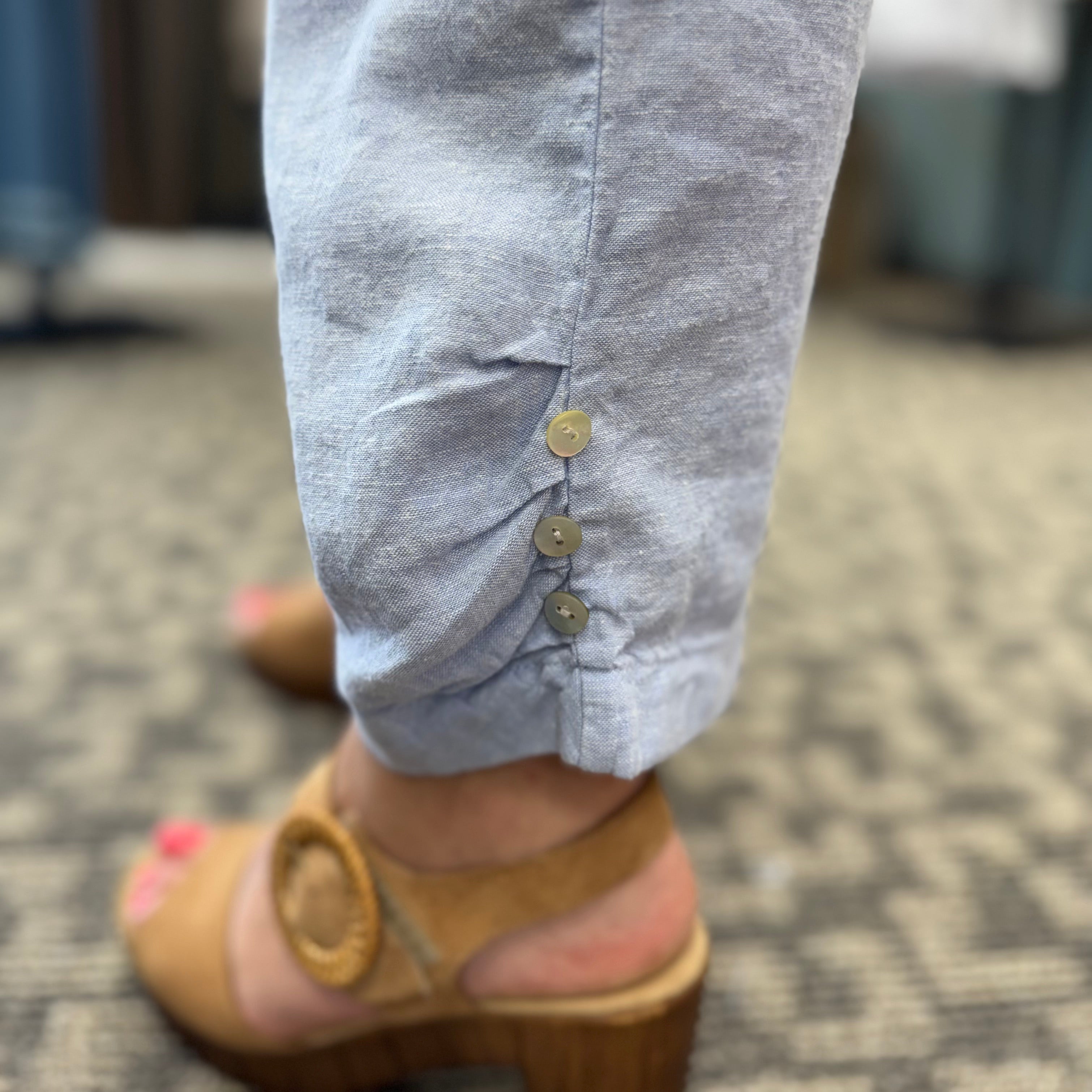 Linen Solid Pleat Button Capri
